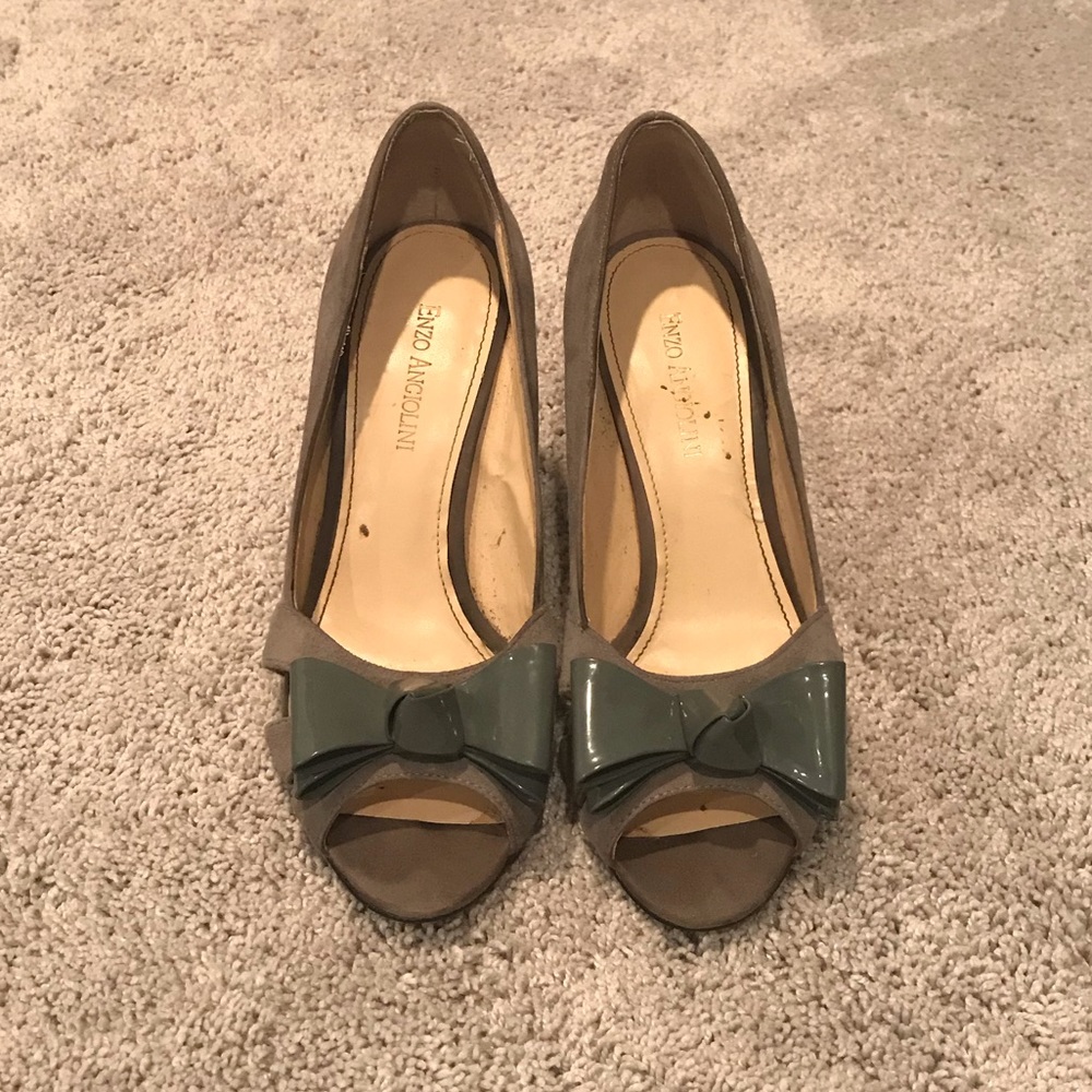 Cute open toe gray suede heels with patent bow